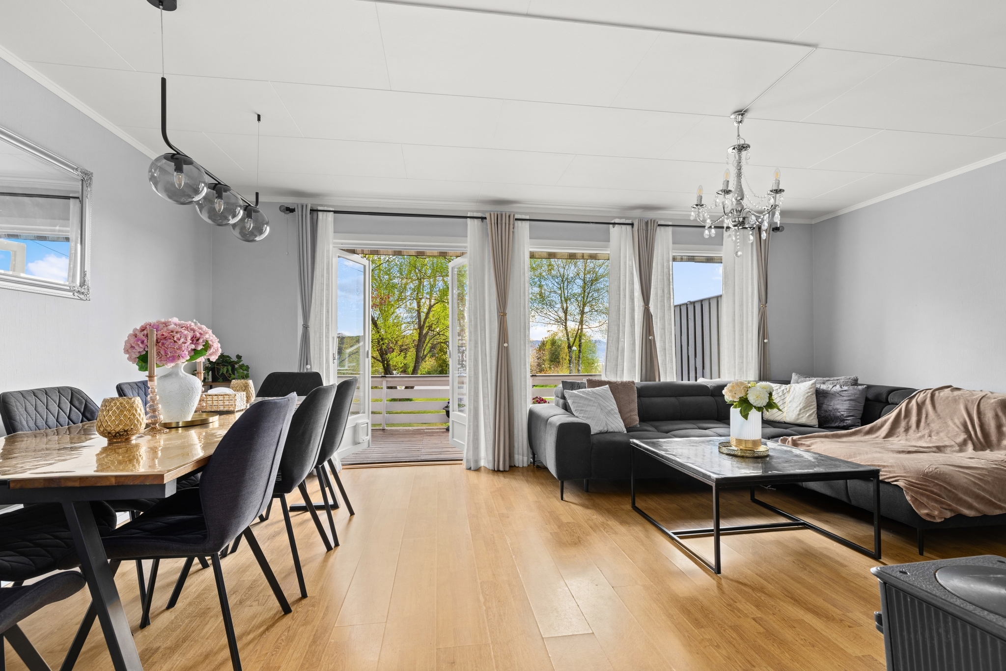 Lys og fin stue med god plass til baade sofa og spisebord