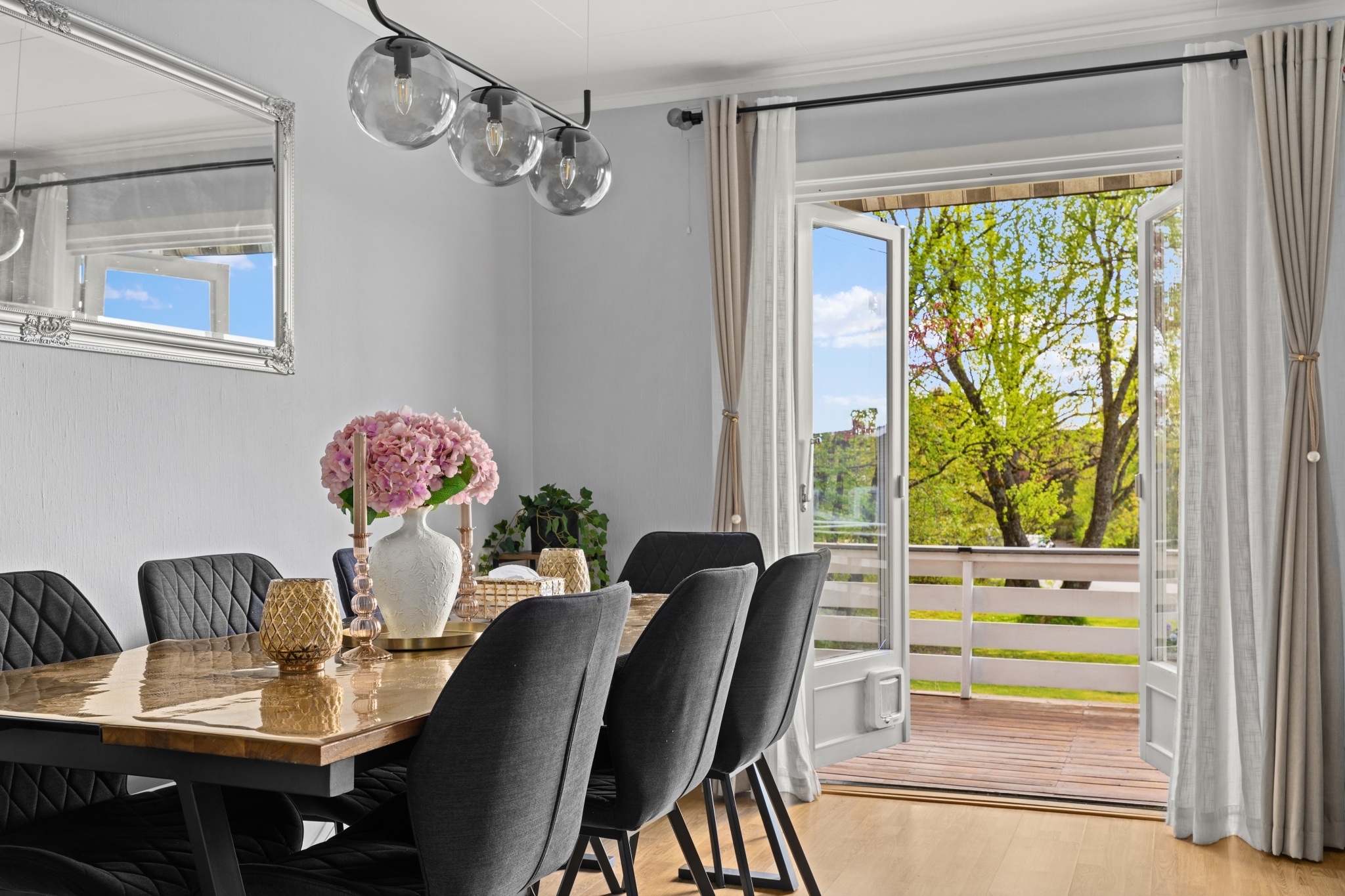 Lys og fin stue med utgang til terrasse