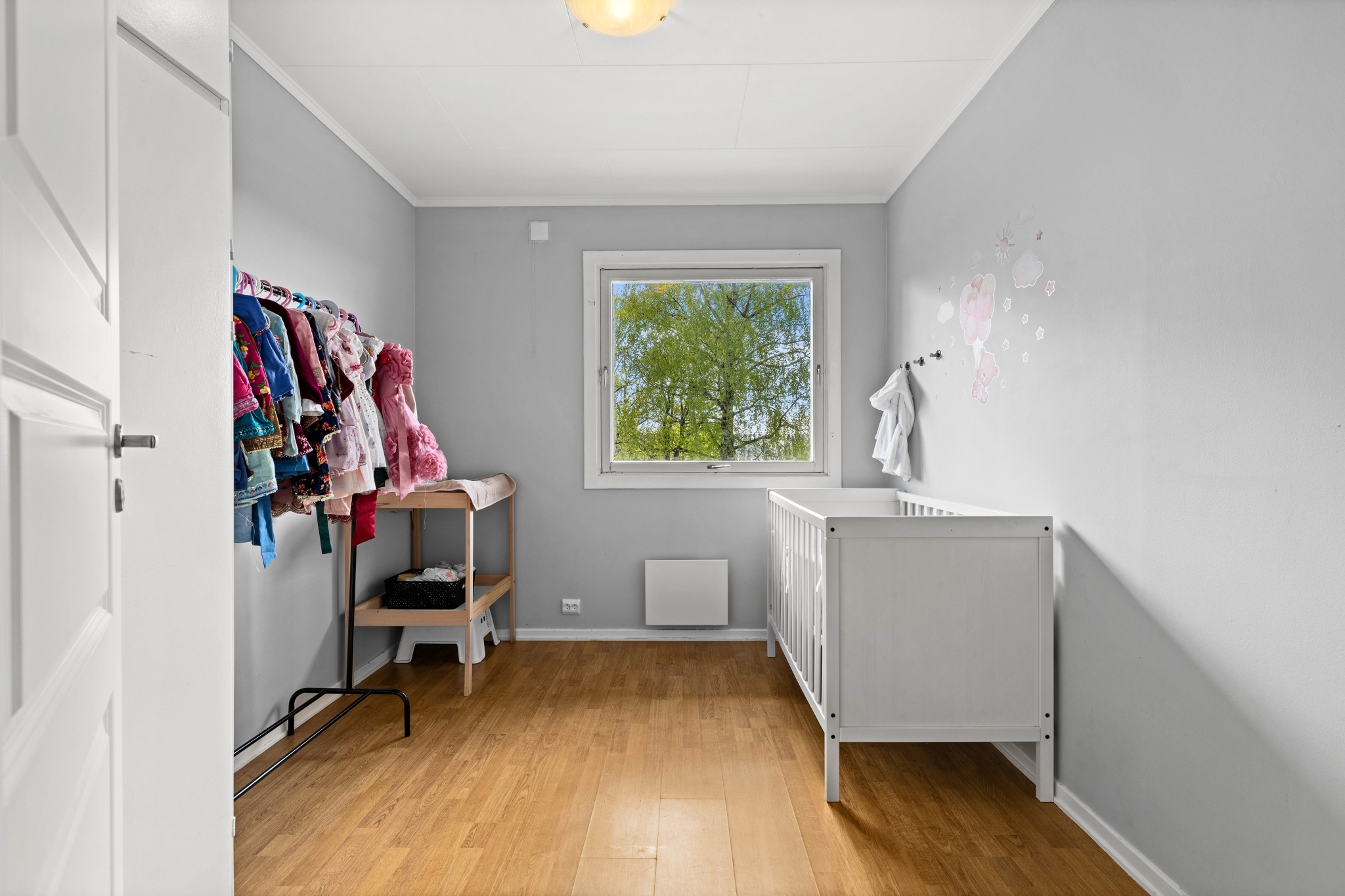 Lyst og fint soverom med god plass til seng