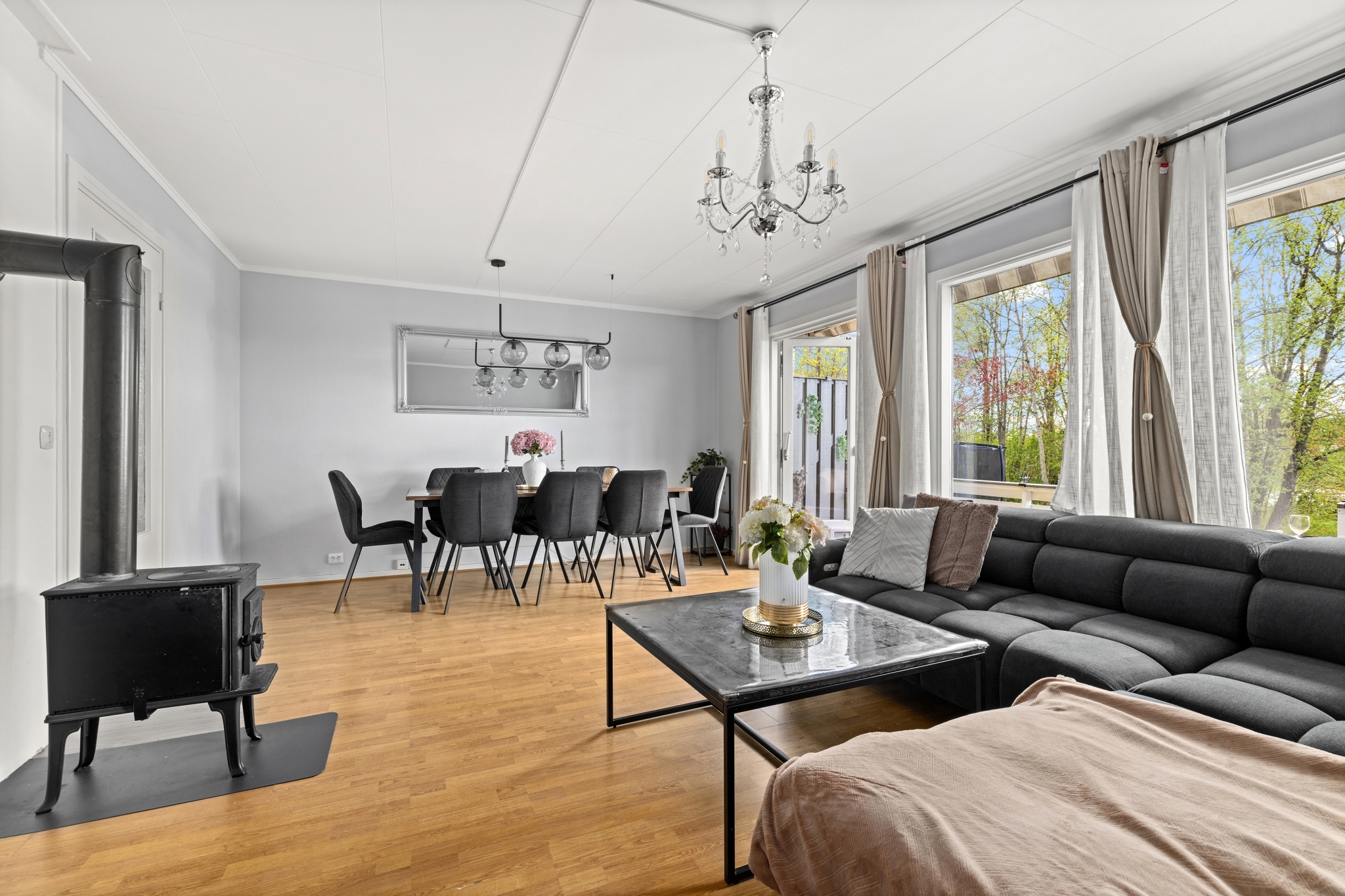 Stuen har store fine vinduer som slipper inn rikelig med naturlig lys
