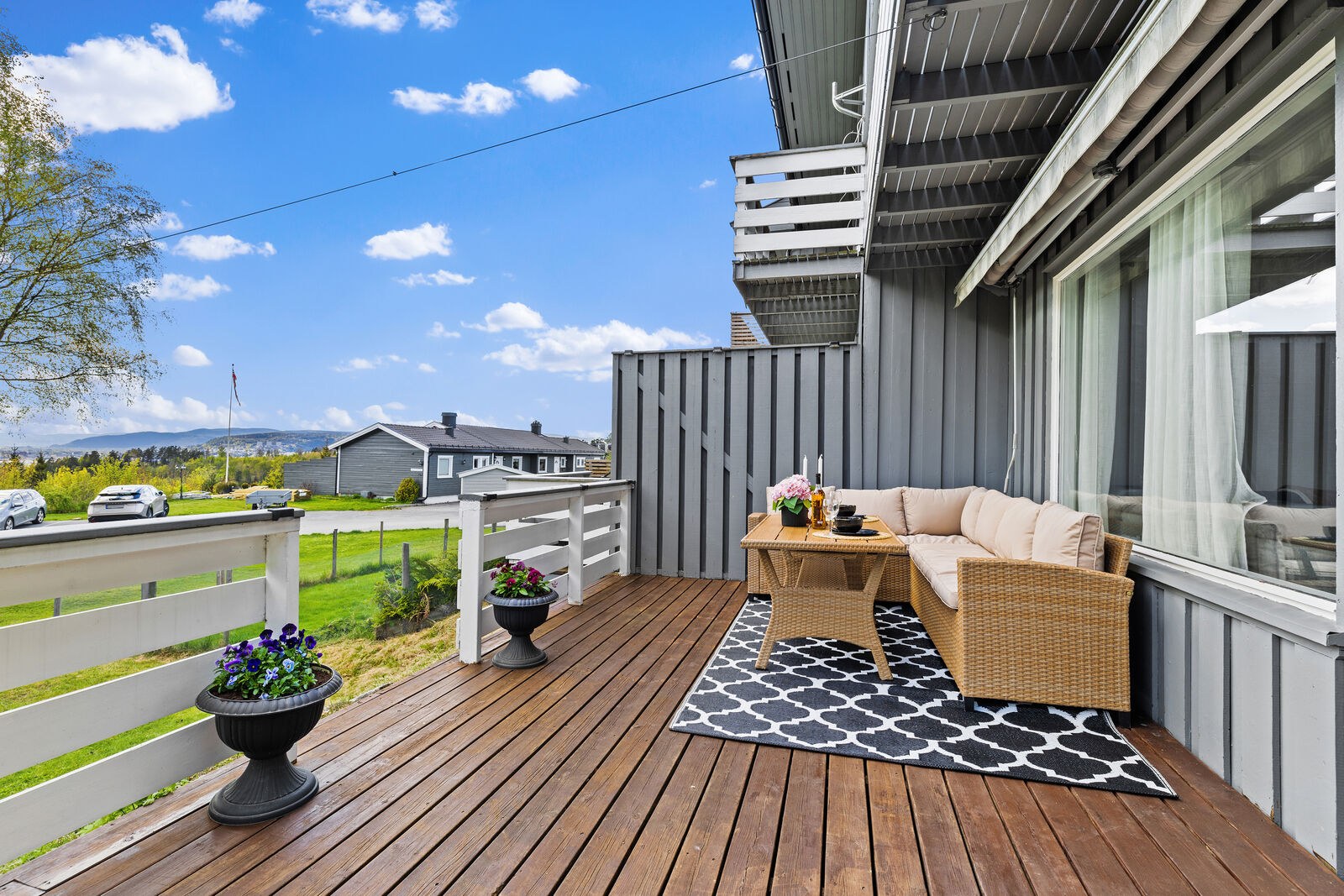 Terrasse med god plass til utemoebler