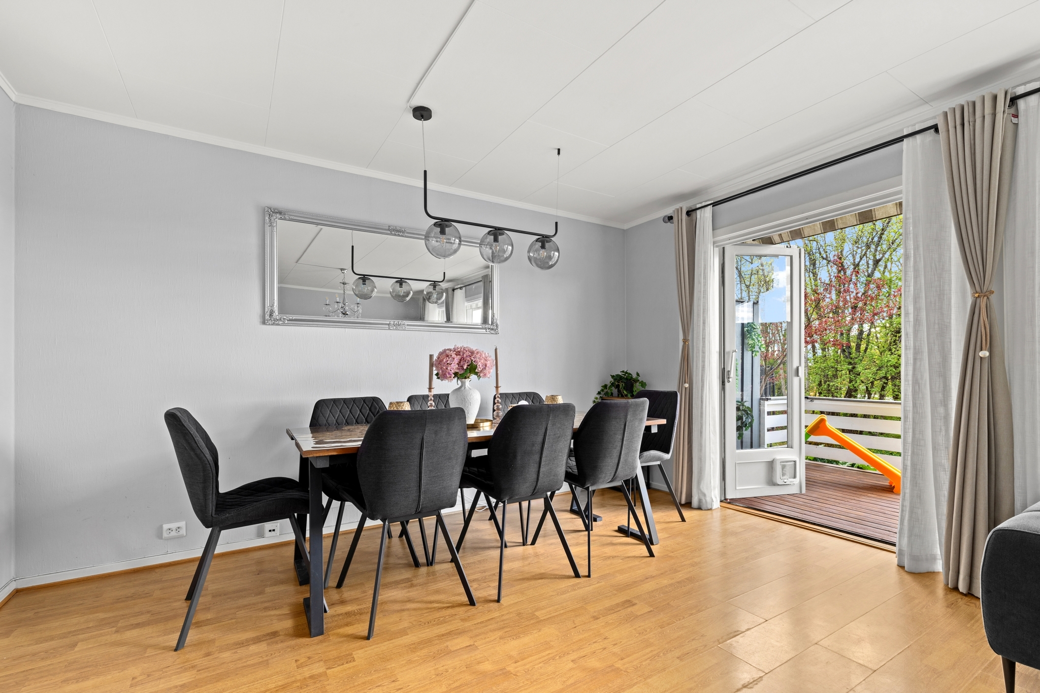 Utgang til terrasse mellom spisestue og stue