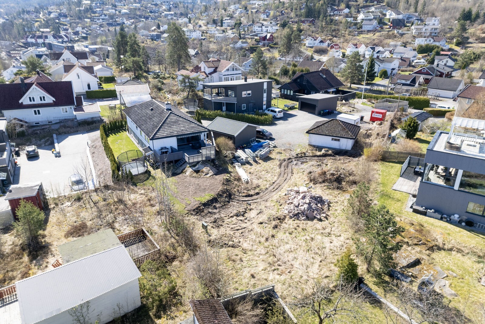Dronebilde av tomten sett fra nord mot soer