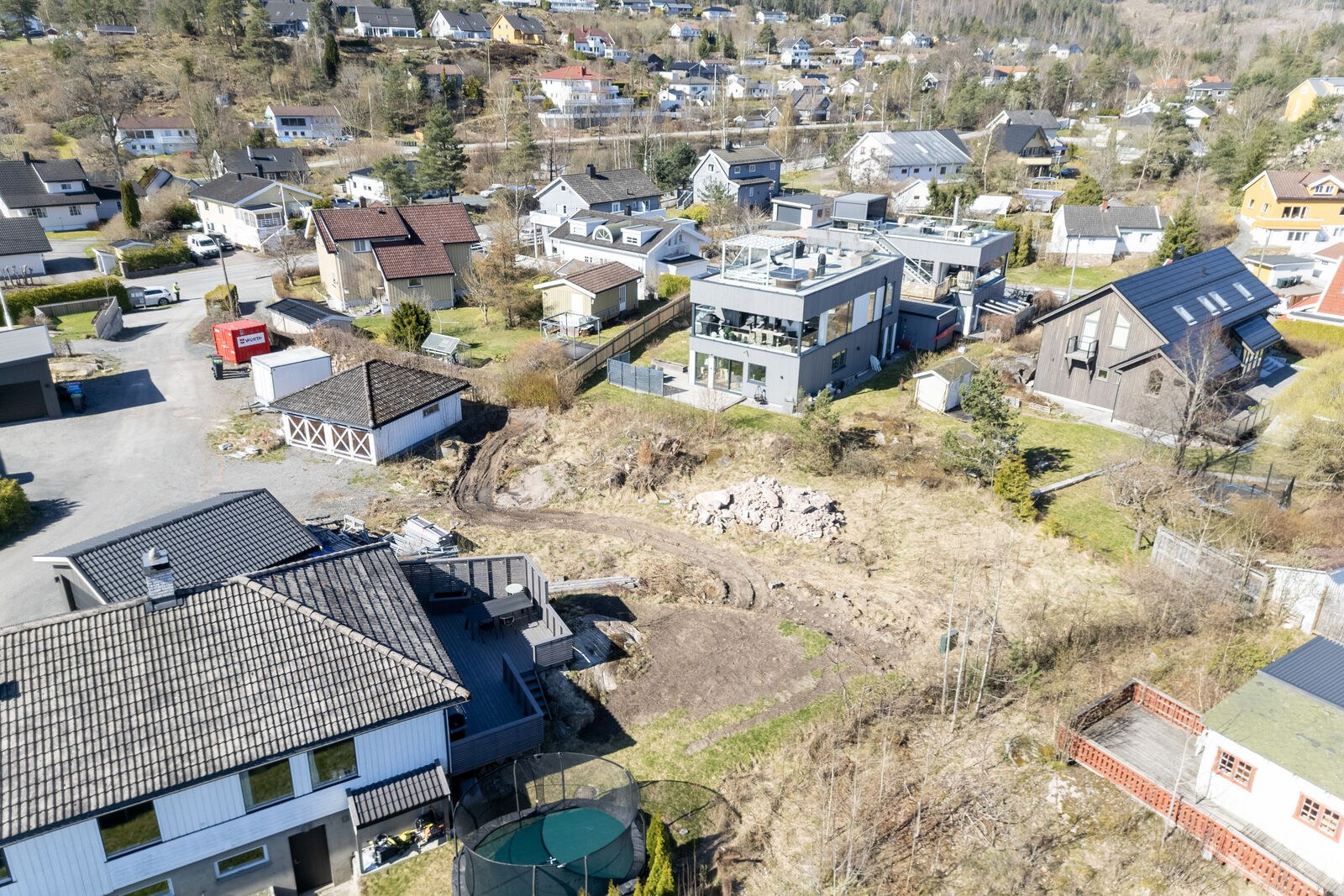 Dronebilde av tomten sett fra oest mot vest