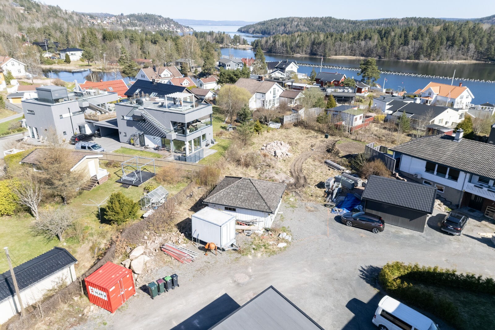 Dronebilde av tomten sett fra soer mot nord