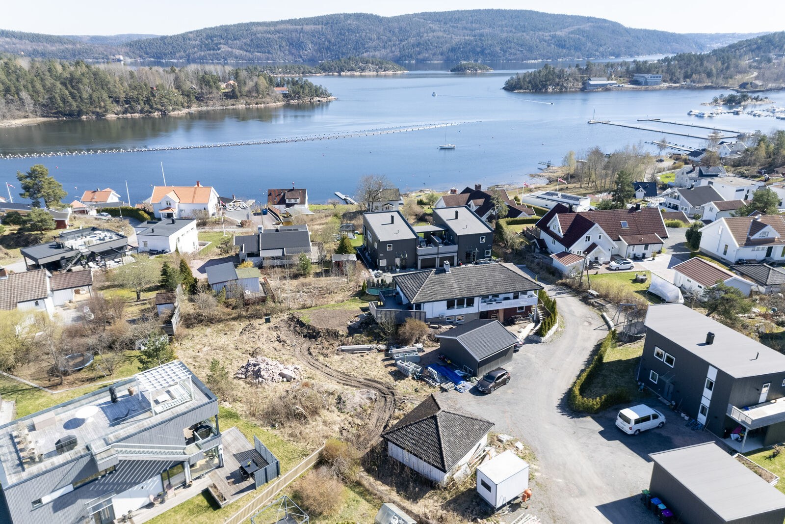 Flott beliggenhet og sjoeutsikt