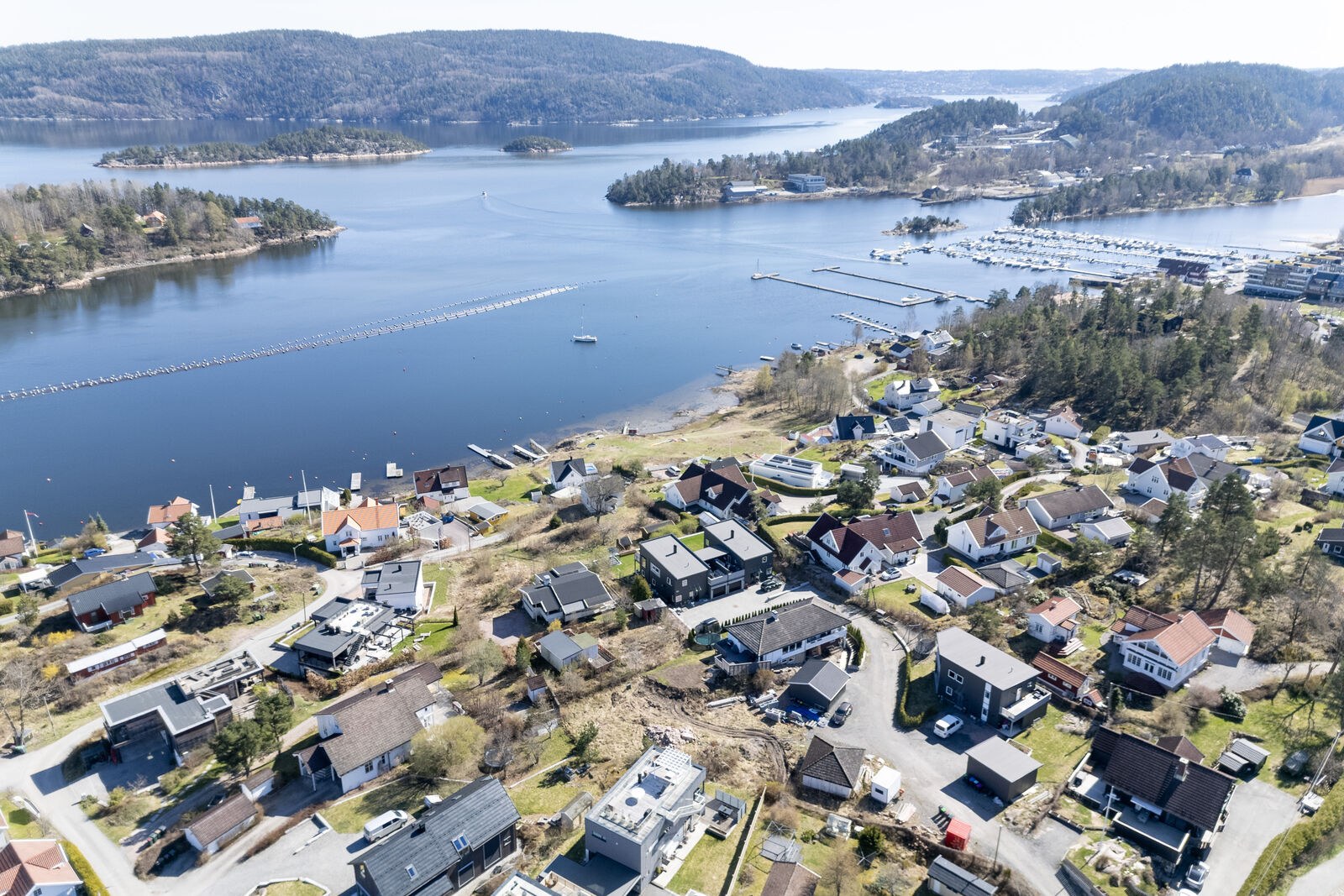 Tomten ligger med kort vei til sjoeen